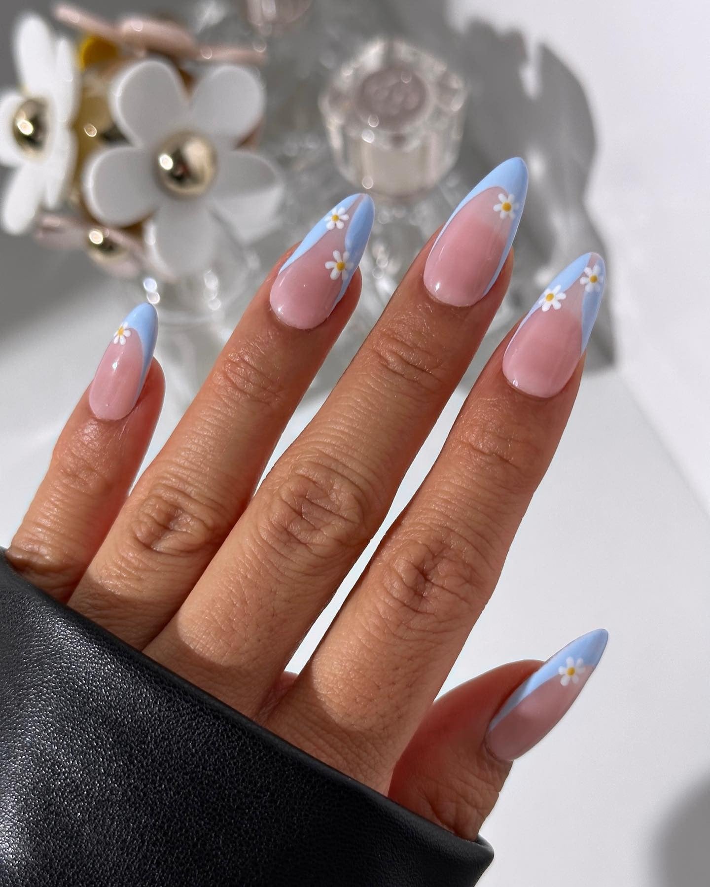 16. Pastel Blue Daisies (Blue Spring Nail Ideas)