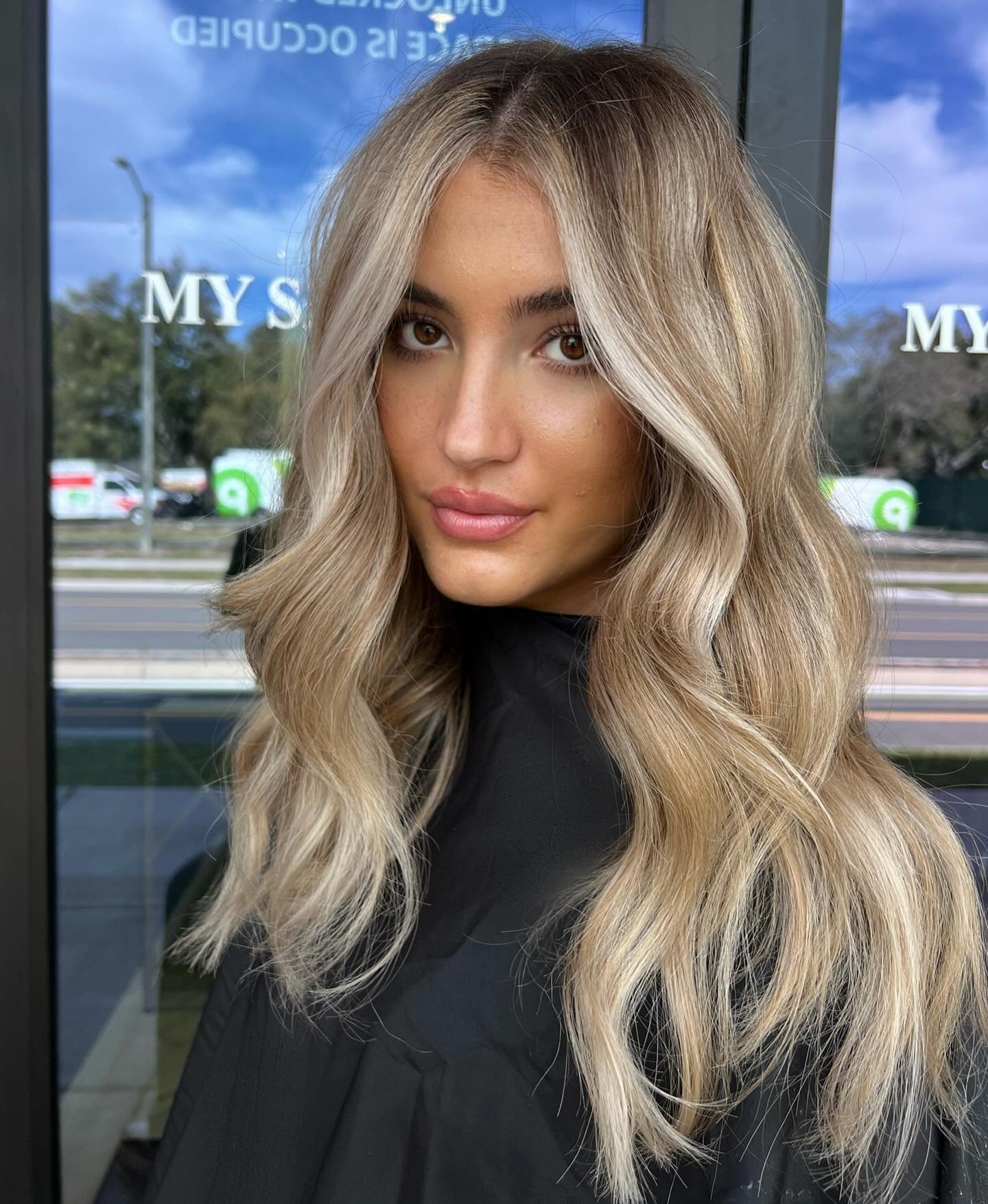 5. Face-Framing Waves in Neutral Sandy Blonde (Sandy Blonde Hair Color)