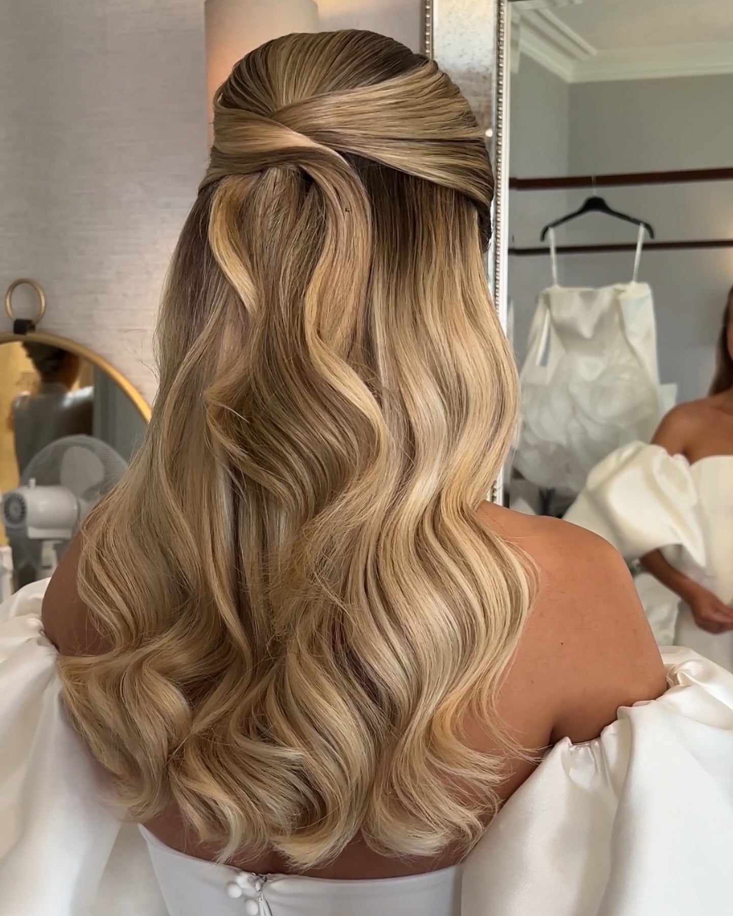 13. Classic Half-Up Glamour in Honey Blonde (Wedding Hairstyles)