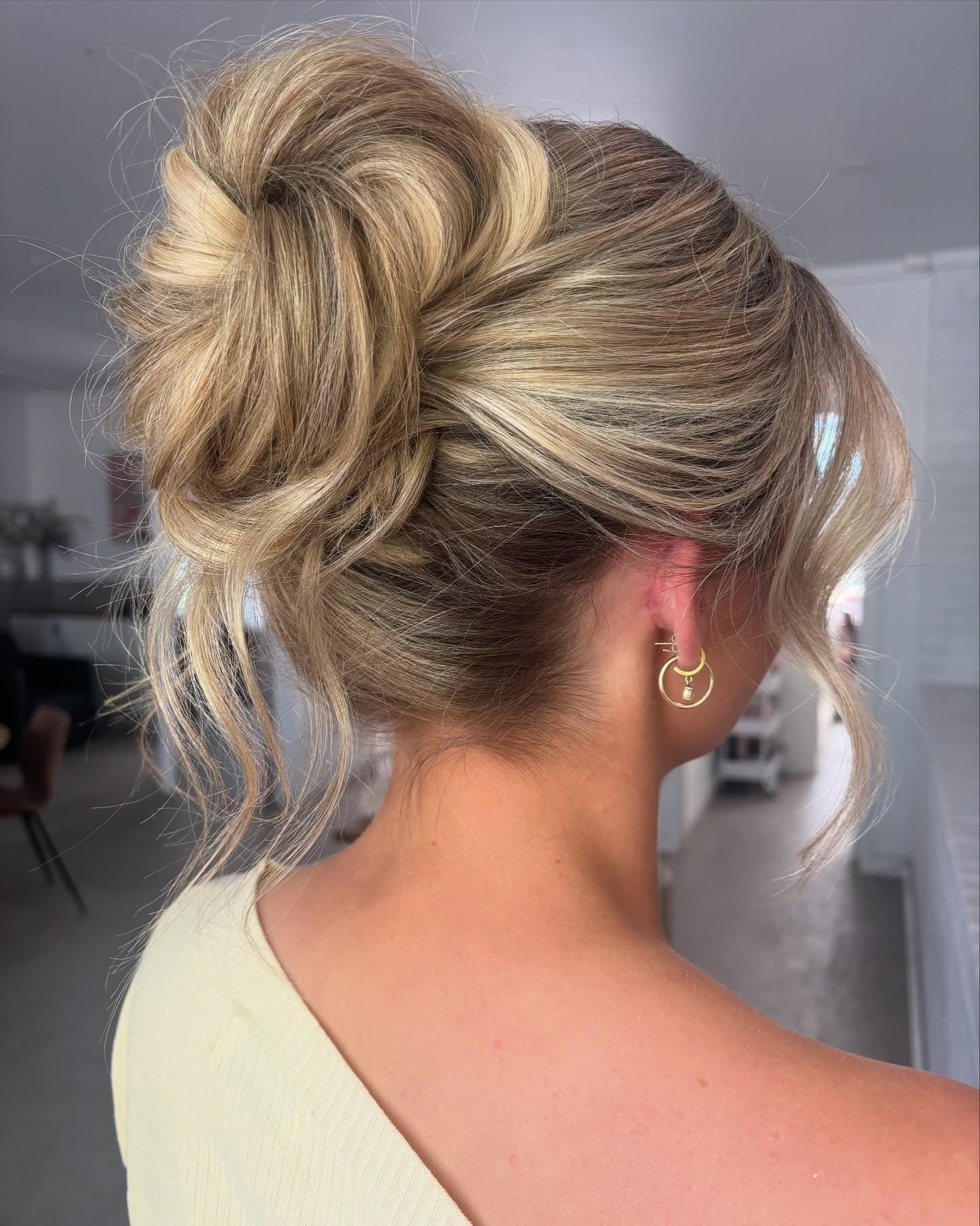 17. Messy Bun with Golden Highlights (Wedding Hairstyles)