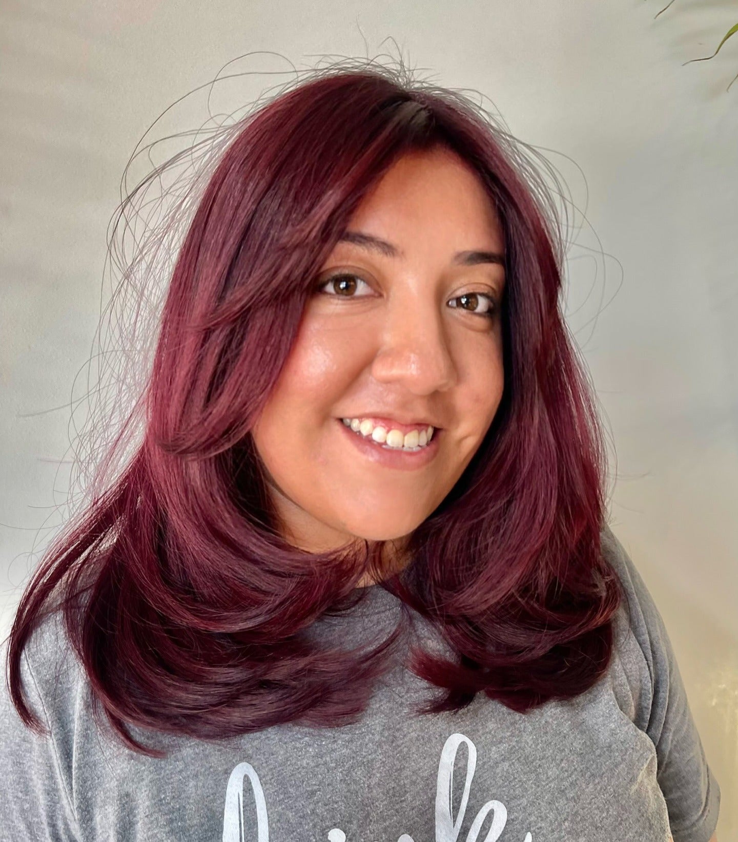 2. Feathered Layers on Shoulder-Grazing Cherry Cola Hair (Cherry Cola Hair Color)