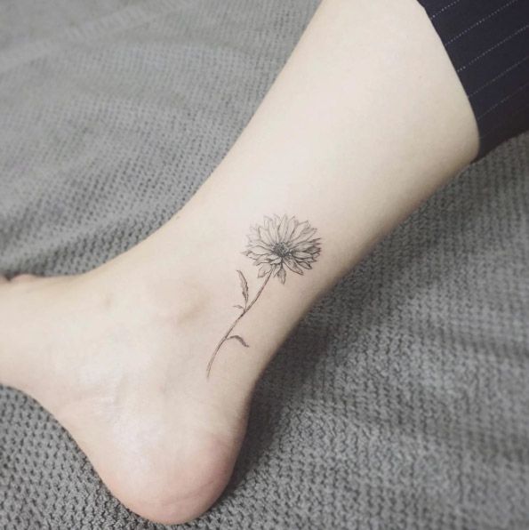 50 Elegant Ankle Tattoos for Women With Style - TattooBlend