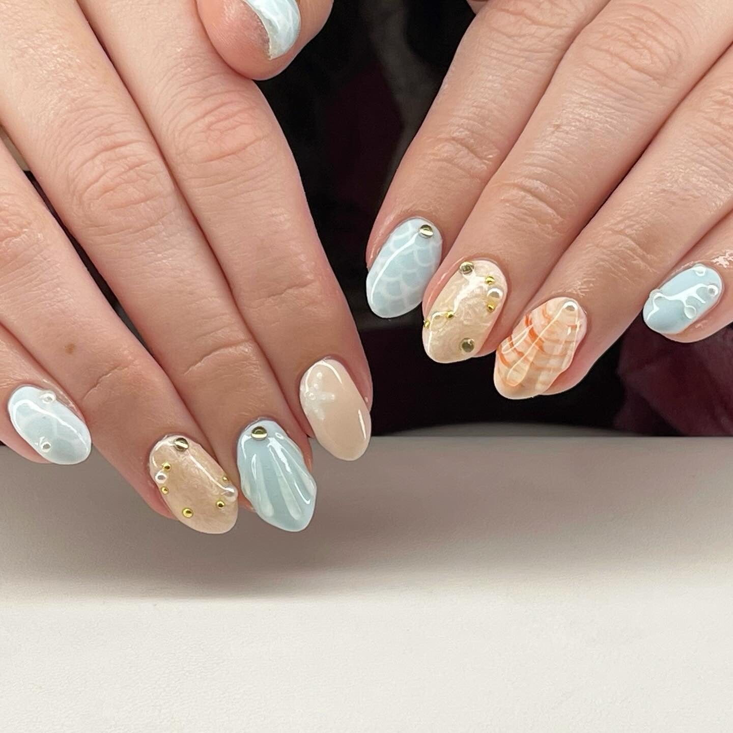 18. Sandy Texture and Soft Shell Accents (Beach Nail Ideas)