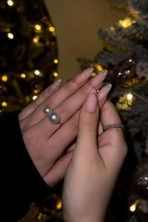 21 Simple Christmas Nails for Girls Who Like Pretty Without the Drama
