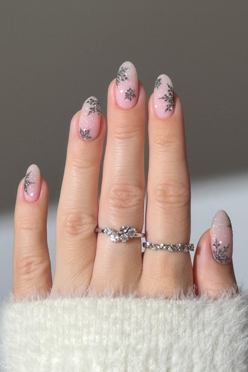 21 Simple Christmas Nails for Girls Who Like Pretty Without the Drama