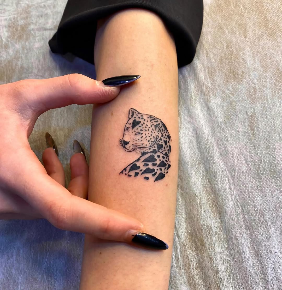 Elegant leopard tattoo showcases striking details