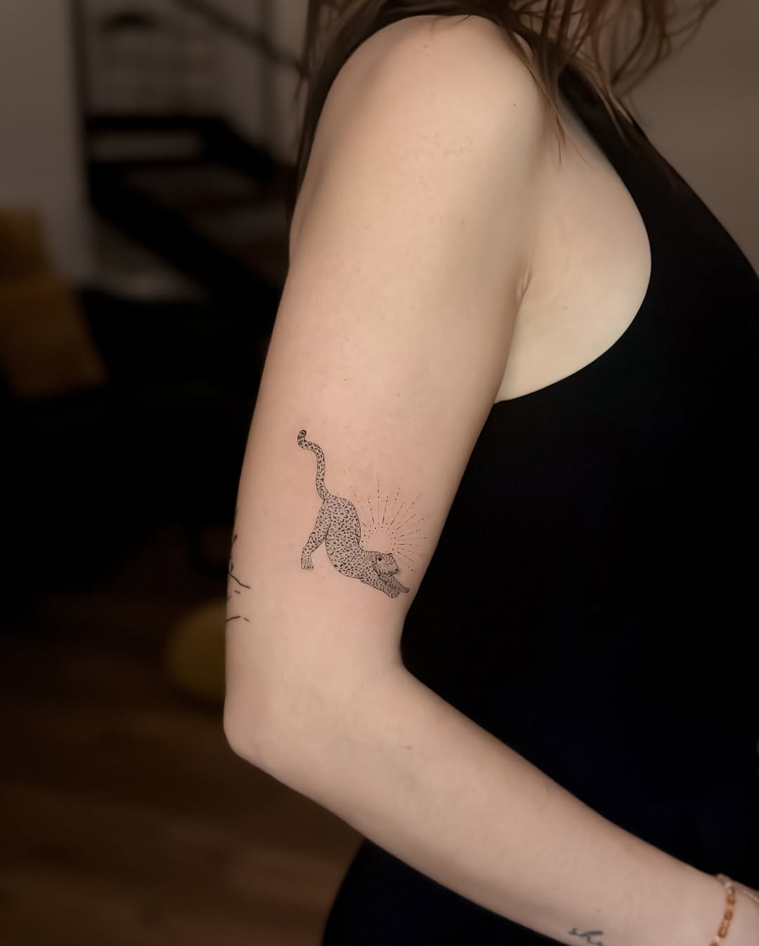 Minimalist leopard tattoo exudes stealthy elegance
