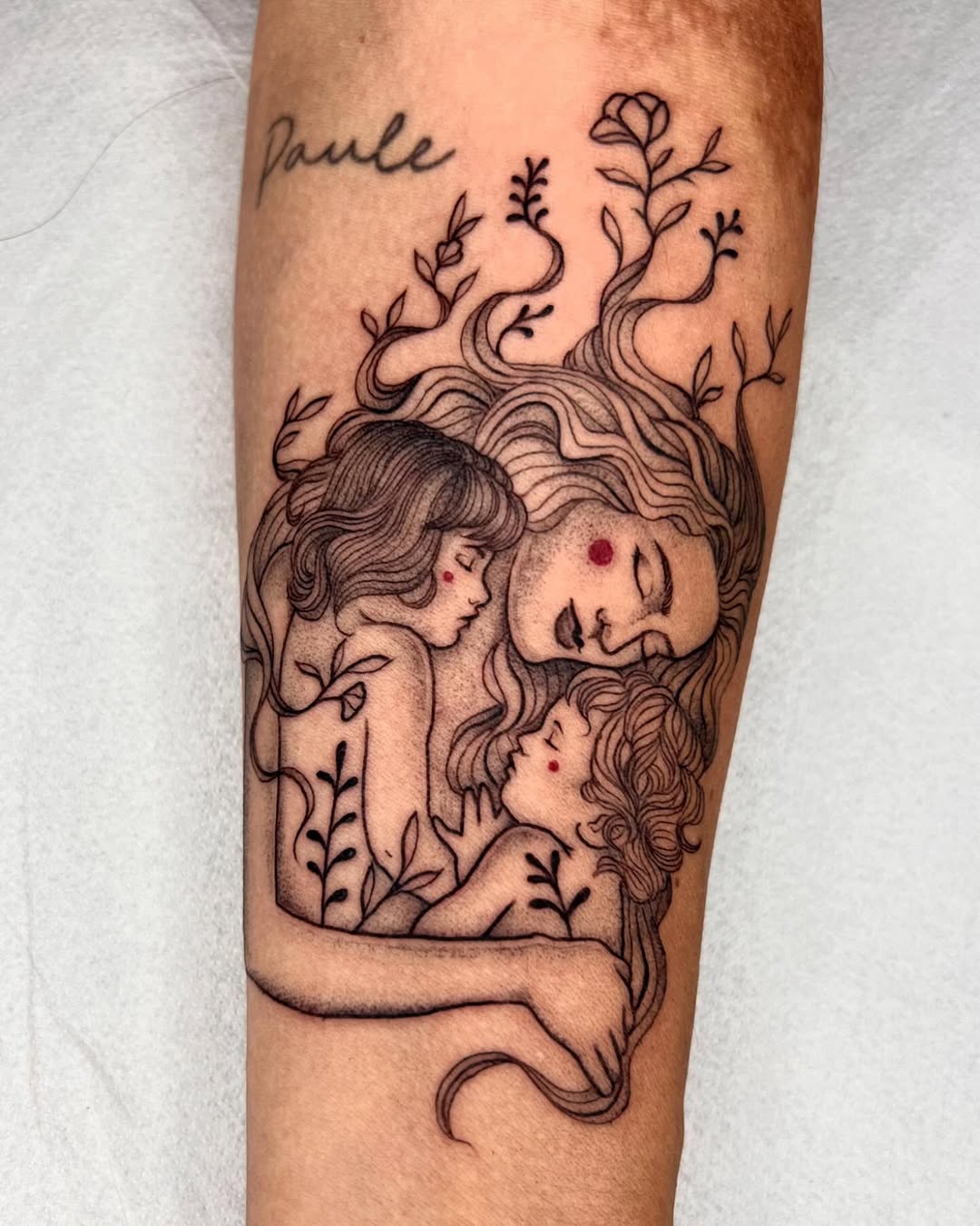 Sophisticated mother-child bond in ink