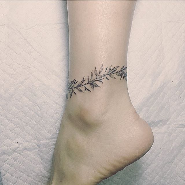 11 perfectly edgy leaf tattoos to celebrate the fact that FALL IS ...