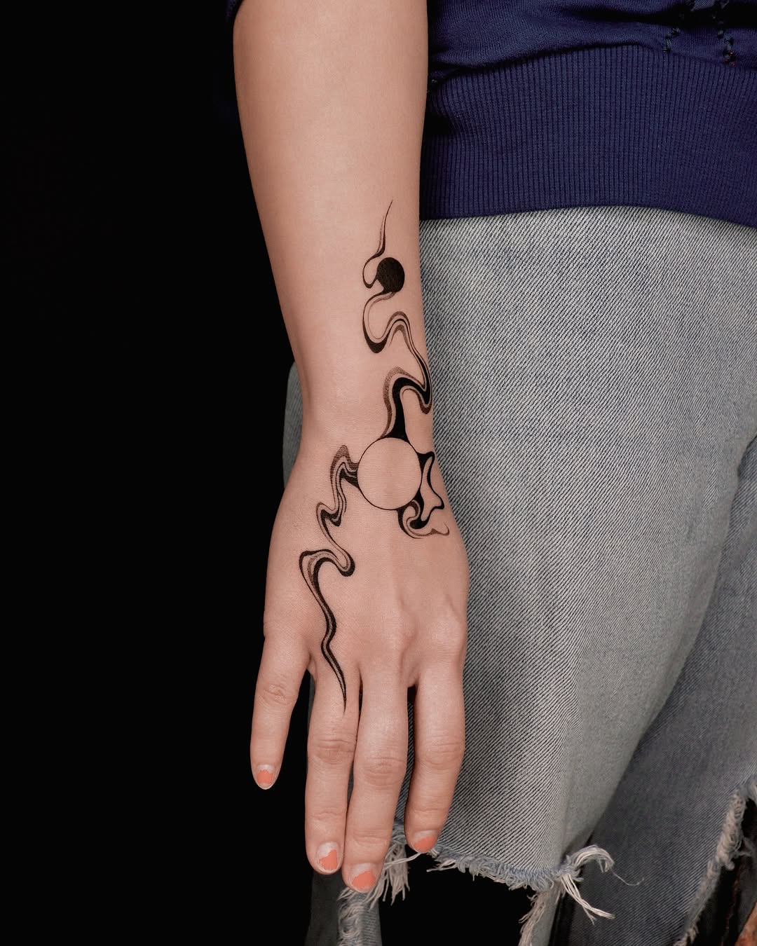 Flowing Lines and Geometric Elements in Ink