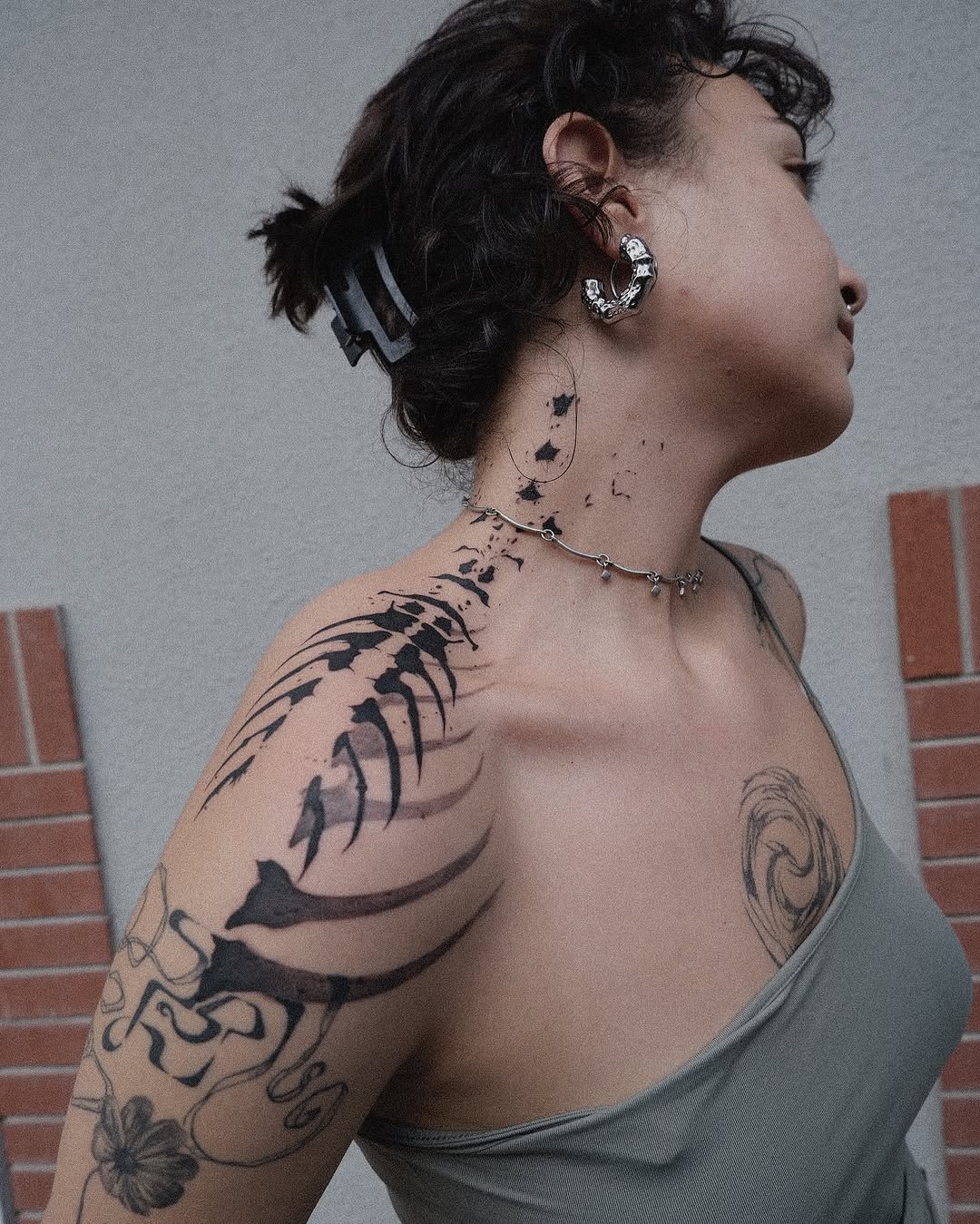 Dynamic abstract tattoo design on shoulder