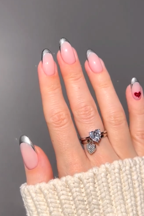 33 Shiny, Chic & Impossible to Ignore Silver Nails That Eat Every Time