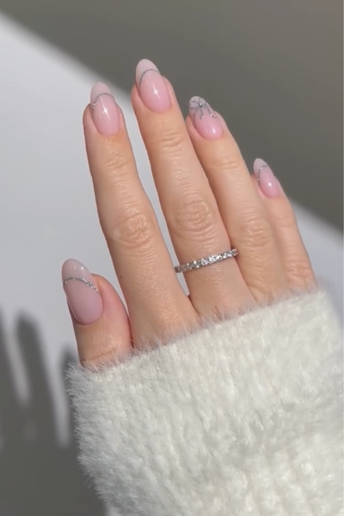 33 Shiny, Chic & Impossible to Ignore Silver Nails That Eat Every Time