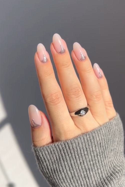 33 Shiny, Chic & Impossible to Ignore Silver Nails That Eat Every Time