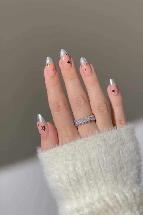 33 Shiny, Chic & Impossible to Ignore Silver Nails That Eat Every Time