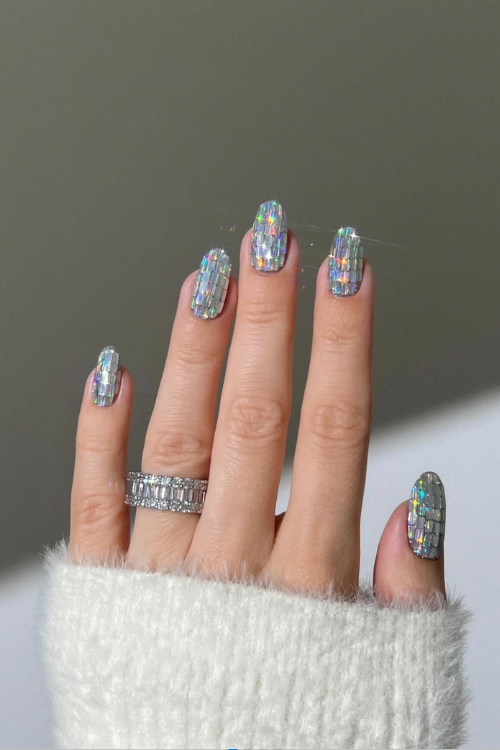 33 Shiny, Chic & Impossible to Ignore Silver Nails That Eat Every Time