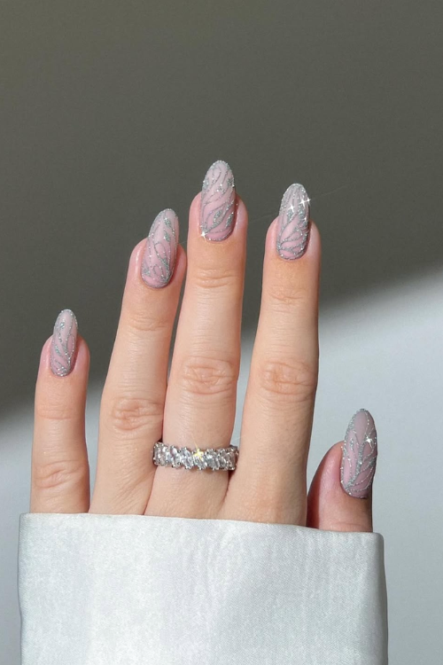 33 Shiny, Chic & Impossible to Ignore Silver Nails That Eat Every Time