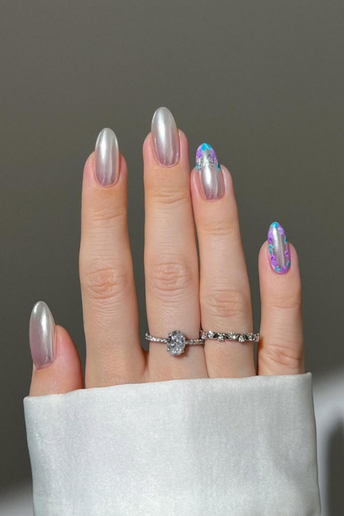 33 Shiny, Chic & Impossible to Ignore Silver Nails That Eat Every Time