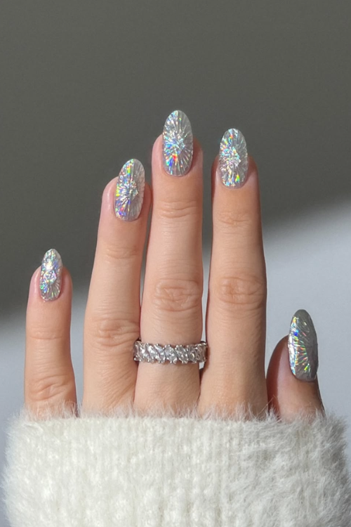 33 Shiny, Chic & Impossible to Ignore Silver Nails That Eat Every Time