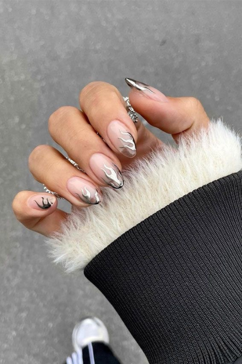33 Shiny, Chic & Impossible to Ignore Silver Nails That Eat Every Time