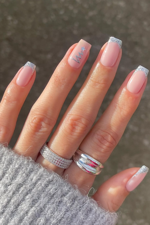 33 Shiny, Chic & Impossible to Ignore Silver Nails That Eat Every Time
