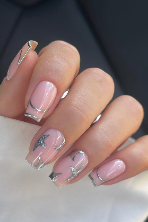 33 Shiny, Chic & Impossible to Ignore Silver Nails That Eat Every Time
