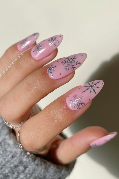 33 Shiny, Chic & Impossible to Ignore Silver Nails That Eat Every Time