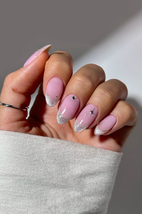 33 Shiny, Chic & Impossible to Ignore Silver Nails That Eat Every Time