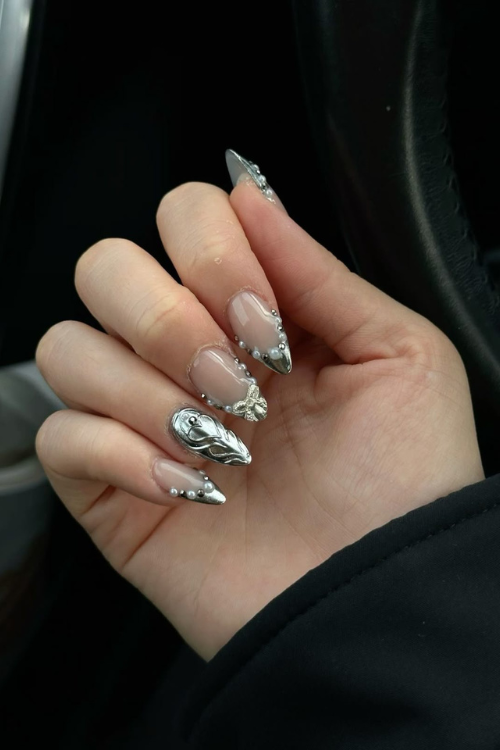 33 Shiny, Chic & Impossible to Ignore Silver Nails That Eat Every Time