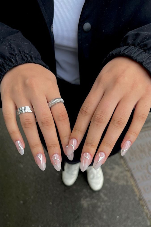 33 Shiny, Chic & Impossible to Ignore Silver Nails That Eat Every Time