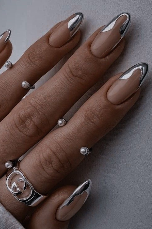 33 Shiny, Chic & Impossible to Ignore Silver Nails That Eat Every Time