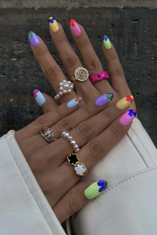36 Cool, Quirky & a Lil’ Unexpected Funky Nails That Are Pure Art