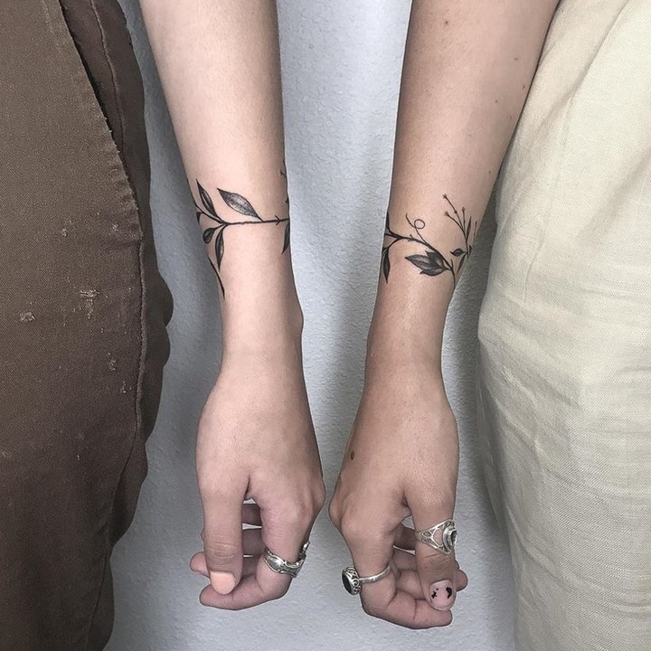 Elegant leaf designs symbolize friendship forever.