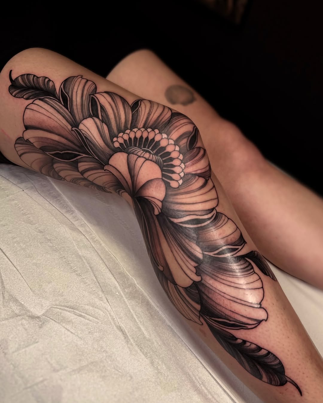 Stunning Floral Knee Tattoo Design for Inspiration