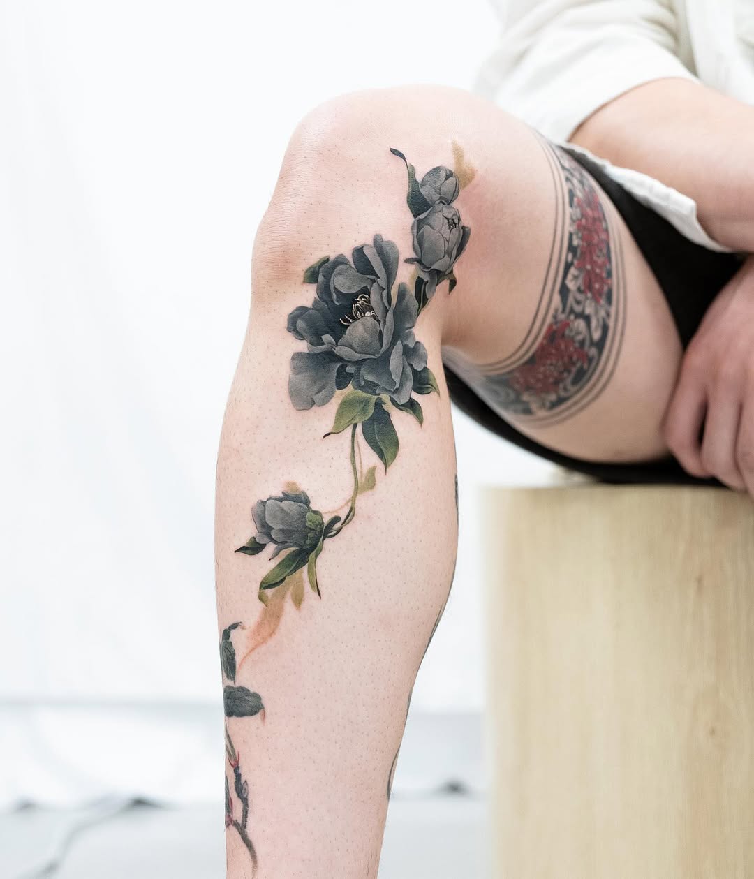 Stunning knee tattoo featuring graceful flowers