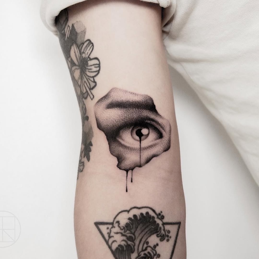 Striking Eye Tattoo with a Unique Flow