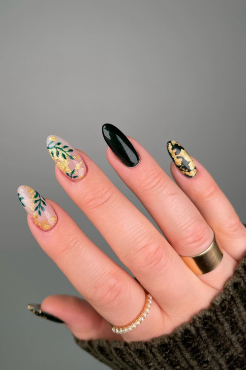 41 Chicest Christmas Nails I'm Taking Straight to My Manicurist
