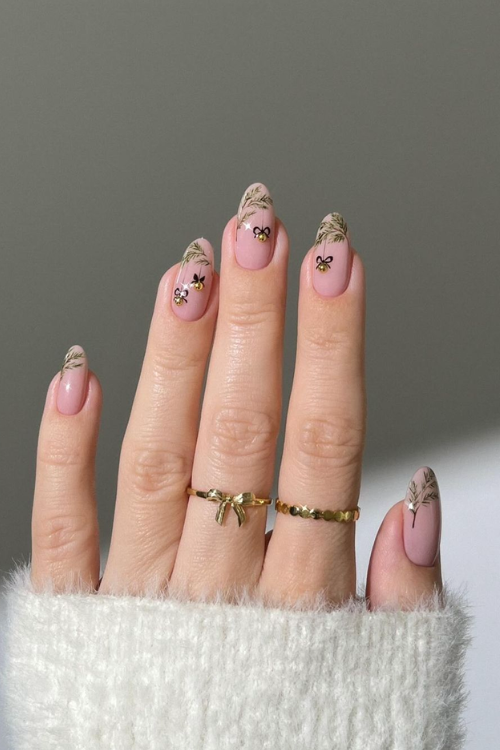 41 Chicest Christmas Nails I'm Taking Straight to My Manicurist