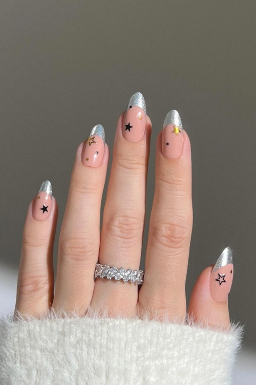 41 Chicest Christmas Nails I'm Taking Straight to My Manicurist