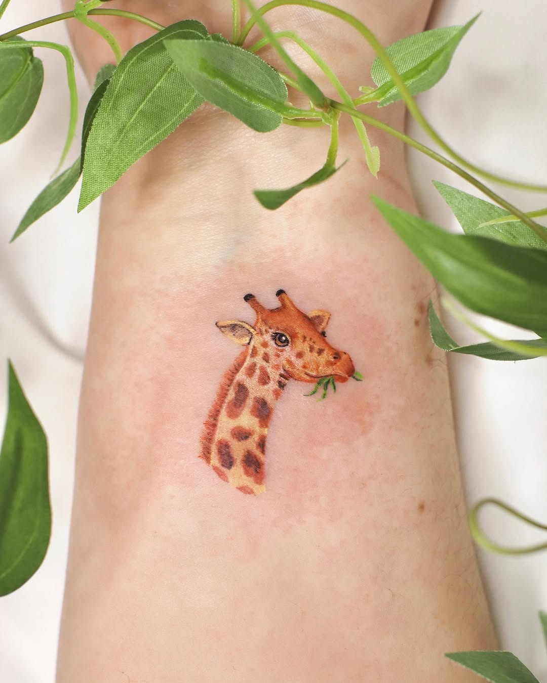 Charming giraffe tattoo with vibrant details
