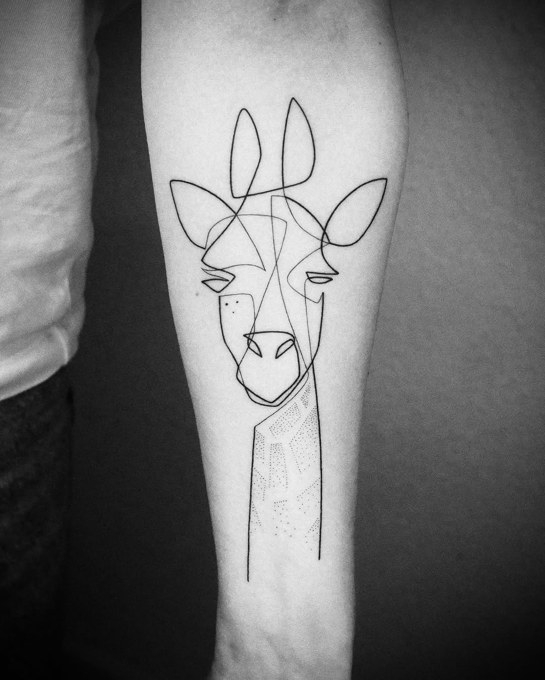 Stylish minimalist giraffe tattoo design