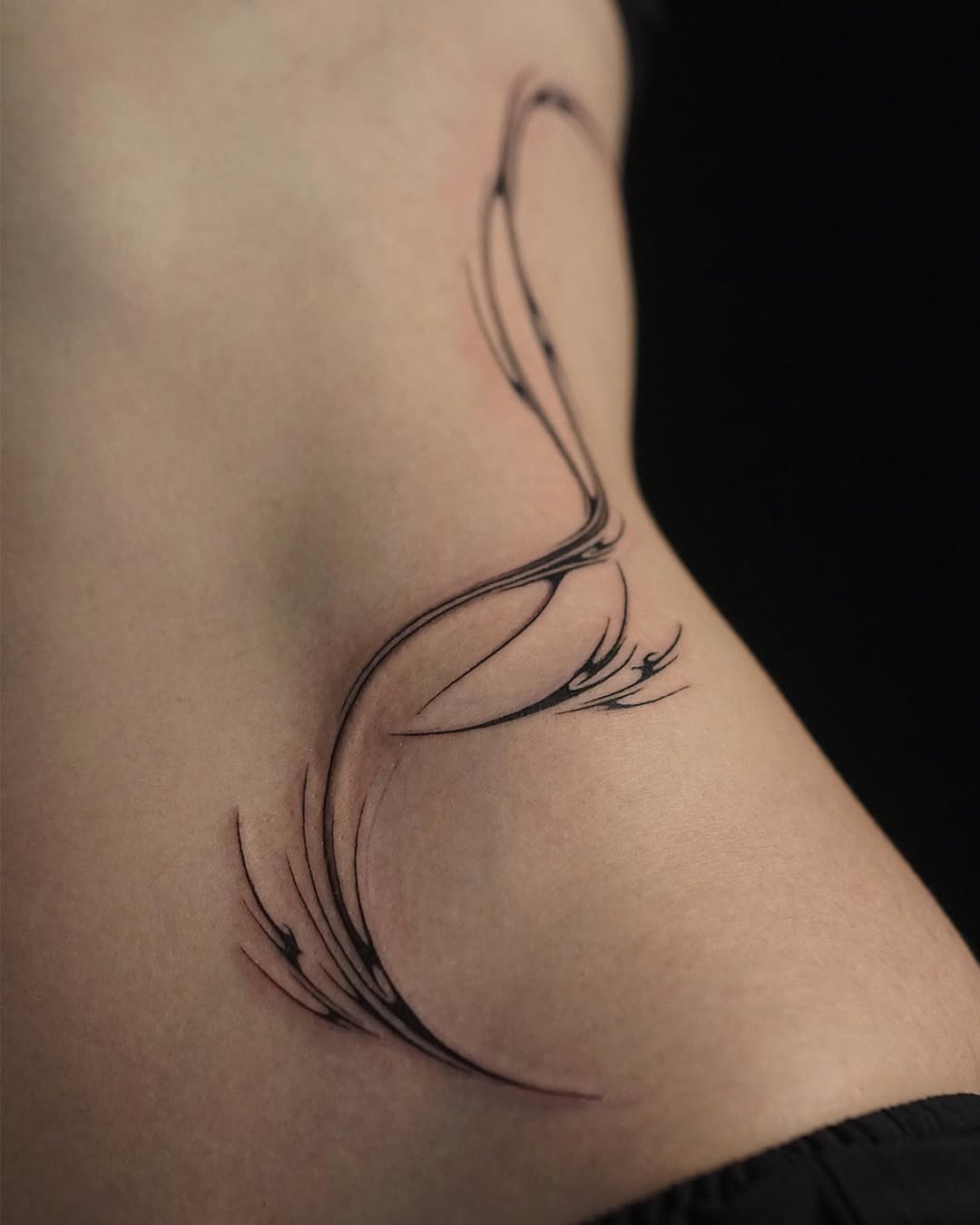 Elegant Fluid Lines Embrace the Waist