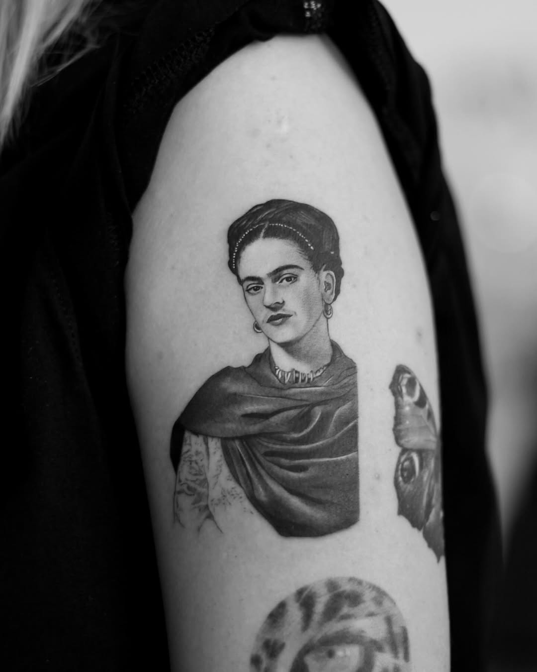 A striking Frida Kahlo tattoo in monochrome