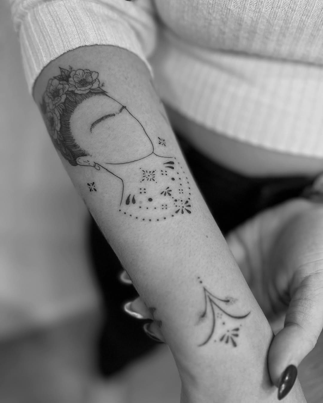 Minimalist depiction of Frida Kahlo tattoo