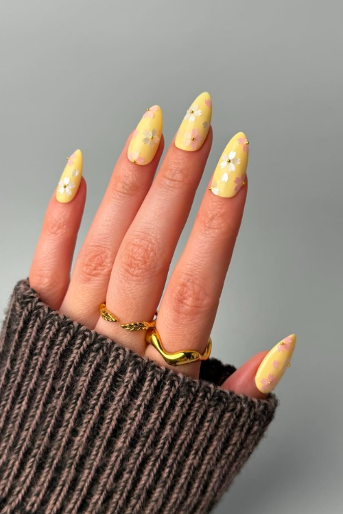 Obsessed? Same. Here Are 29 Butter Yellow Nails You Need Right Now!